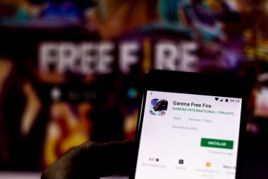 25 Temmuz 2019, Brezilya. Android akıllı telefon için Play Store uygulamasında gösterilen indirmek için Garena Free Fire. Mobil cihaz teknolojisi konsepti