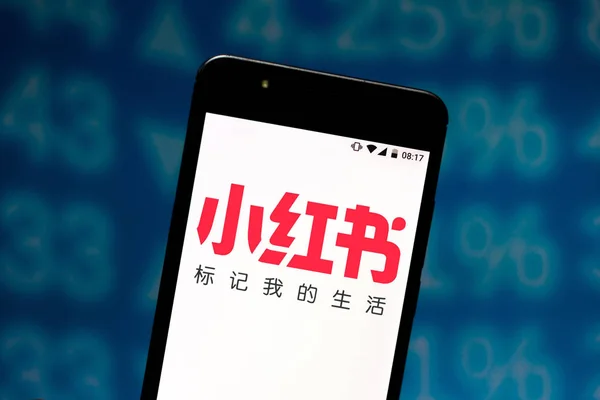 Július 30, 2019, Brazília. Ezen a képen illusztrálja a Xiaohongshu (Red) logó jelenik meg a smartphone — Stock Fotó