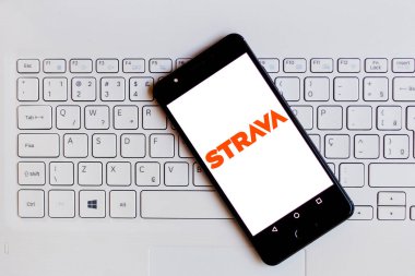 2 Ağustos 2019, Brezilya. Bu fotoğraf illüstrasyonda Strava logosu bir akıllı telefonda görüntülenir