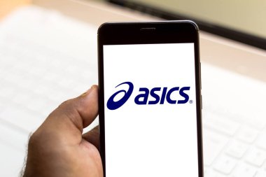 2 Ağustos 2019, Brezilya. Bu fotoğraf illüstrasyonda Asics logosu bir akıllı telefonda görüntülenir