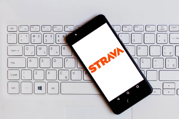 2 août 2019, Brésil. Dans cette illustration photo, le logo Strava est affiché sur un smartphone — Photo