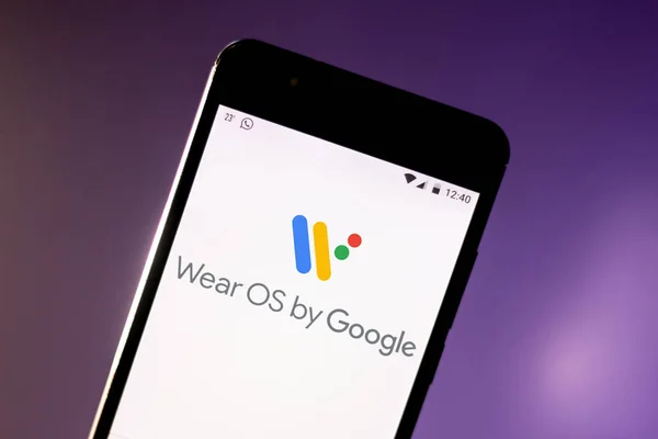 2 de agosto de 2019, Brasil. En esta ilustración de la foto el logotipo de Wear OS se muestra en un teléfono inteligente —  Fotos de Stock