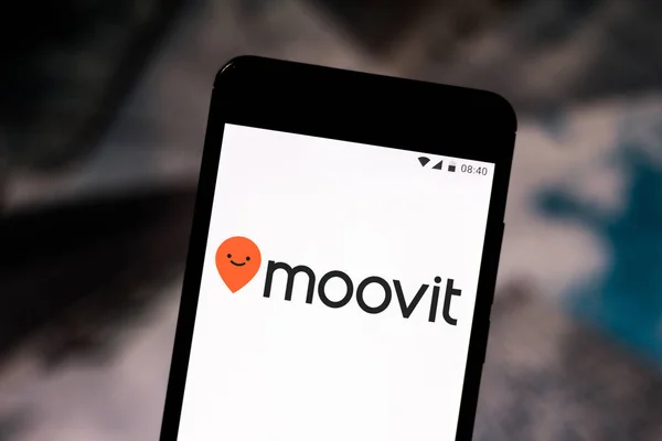 2 Agustus 2019, Brasil. Dalam gambar foto ini logo Moovit ditampilkan pada smartphone — Stok Foto