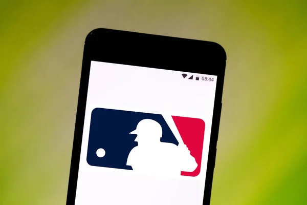Augusztus 2, 2019, Brazília. Ezen a képen illusztráció a Major League basebal (MLB) logó jelenik meg a smartphone — Stock Fotó