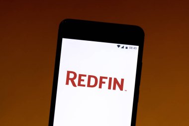 2 Ağustos 2019, Brezilya. Bu fotoğraf illüstrasyonda Redfin logosu bir akıllı telefonda görüntülenir