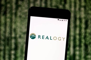 2 Ağustos 2019, Brezilya. Bu fotoğraf illüstrasyonda Realogy Holdings logosu bir akıllı telefonda görüntülenir