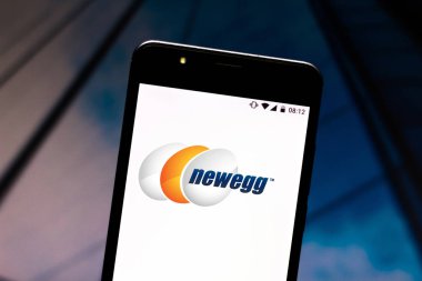 2 Ağustos 2019, Brezilya. Bu fotoğraf illüstrasyonda Newegg logosu bir akıllı telefonda görüntülenir