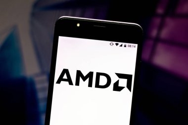 2 Ağustos 2019, Brezilya. Bu fotoğraf illüstrasyonunda Gelişmiş Mikro Cihazlar (Amd) logosu akıllı telefonda görüntülenir