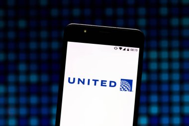 2 Ağustos 2019, Brezilya. Bu fotoğraf illüstrasyonda United Airlines logosu bir akıllı telefonda görüntülenir