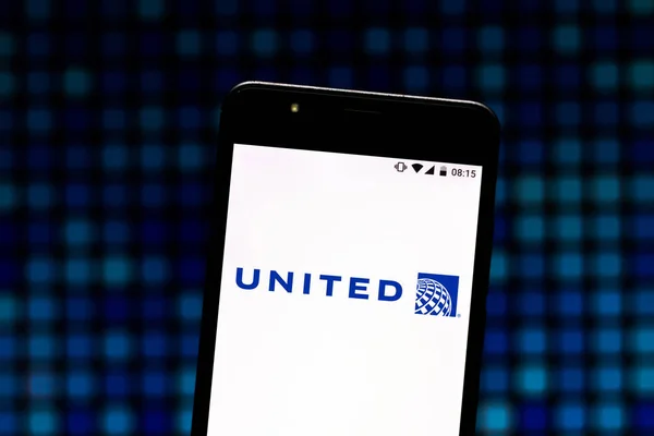 2 augustus 2019, Brazilië. In deze foto afbeelding wordt het logo van United Airlines weergegeven op een smartphone — Stockfoto