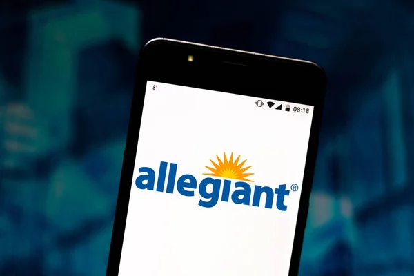 2 augustus 2019, Brazilië. In deze foto afbeelding wordt het Allegiant Air-logo weergegeven op een smartphone — Stockfoto