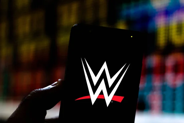 Augusztus 2, 2019, Brazília. Ebben fénykép illusztráció a világ birkózás szórakozás (WWE) jel van bemutatás-ra egy smartphone — Stock Fotó