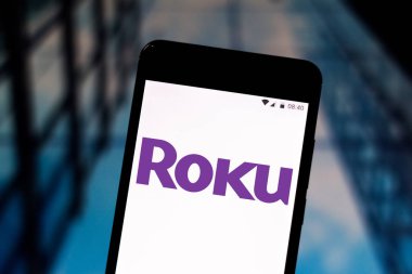 6 Ağustos 2019, Brezilya. Bu fotoğraf illüstrasyonda Roku logosu bir akıllı telefonda görüntülenir