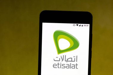 6 Ağustos 2019, Brezilya. Bu fotoğraf illüstrasyonunda Emirates Telekomünikasyon Şirketi (Etisalat) logosu bir akıllı telefonda görüntülenir