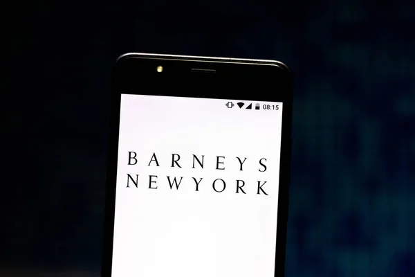 6 de agosto de 2019, Brasil. Nesta foto ilustração o logotipo Barneys New York é exibido em um smartphone — Fotografia de Stock