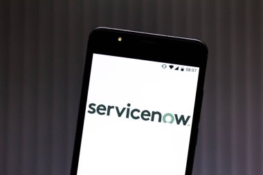9 Ağustos 2019, Brezilya. Bu fotoğraf illüstrasyonunda Servicenow logosu bir akıllı telefonda görüntülenir