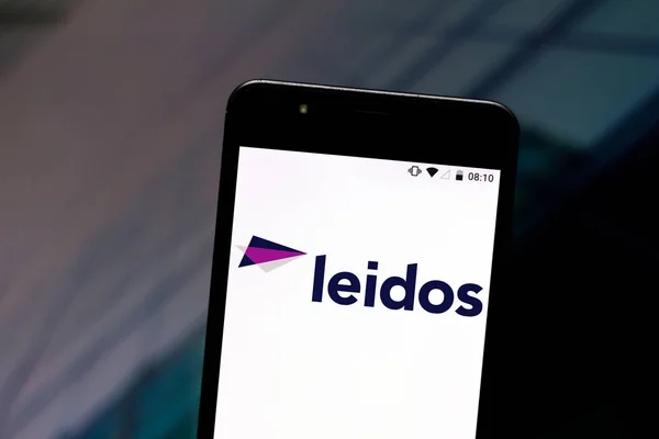 9 de agosto de 2019, Brasil. Nesta foto ilustração o logotipo Leidos é exibido em um smartphone — Fotografia de Stock
