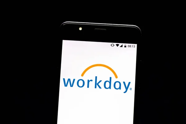 9 Ağustos 2019, Brezilya. Bu fotoğraf illüstrasyonunda İş Günü logosu bir akıllı telefonda görüntülenir — Stok fotoğraf