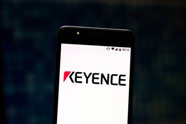 9 Ağustos 2019, Brezilya. Bu fotoğraf illüstrasyonunda Keyence Corporation logosu bir akıllı telefonda görüntülenir