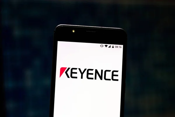 9 de agosto de 2019, Brasil. Nesta foto ilustração o logotipo da Keyence Corporation é exibido em um smartphone — Fotografia de Stock