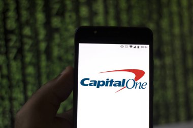 10 Ağustos 2019, Brezilya. Bu fotoğraf illüstrasyonda Capital One Financial Corporation logosu bir akıllı telefonda görüntülenir