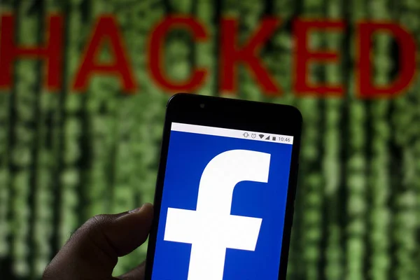 10 Agustus 2019, Brasil. Dalam gambar foto ini logo Facebook ditampilkan pada smartphone dan kata peringatan merah HACKED pada latar belakang kabur. Foto konseptual untuk pelanggaran data — Stok Foto