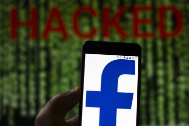 10 Ağustos 2019, Brezilya. Bu fotoğraf illüstrasyonfacebook logosu bir akıllı telefon ve bulanık arka planda Hacked kelime kırmızı uyarı görüntülenir. Veri ihlali için kavramsal fotoğraf