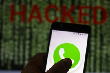10 Ağustos 2019, Brezilya. Bu fotoğraf illüstrasyonda Whatsapp logosu bir akıllı telefonda ve bulanık arka planda Hacked sözcüğünde kırmızı uyarıda görüntülenir. Veri ihlali için kavramsal fotoğraf