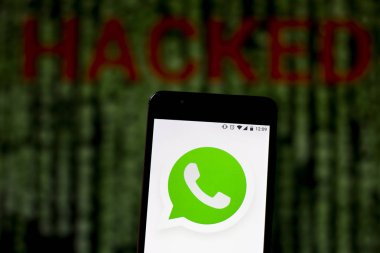 10 Ağustos 2019, Brezilya. Bu fotoğraf illüstrasyonda Whatsapp logosu bir akıllı telefonda ve bulanık arka planda Hacked sözcüğünde kırmızı uyarıda görüntülenir. Veri ihlali için kavramsal fotoğraf
