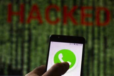 10 Ağustos 2019, Brezilya. Bu fotoğraf illüstrasyonda Whatsapp logosu bir akıllı telefonda ve bulanık arka planda Hacked sözcüğünde kırmızı uyarıda görüntülenir. Veri ihlali için kavramsal fotoğraf