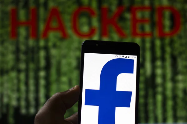 10 août 2019, Brésil. Dans cette illustration photo, le logo Facebook est affiché sur un smartphone et le mot d'alerte rouge HACKED sur le fond flou. Photo conceptuelle pour violation de données — Photo