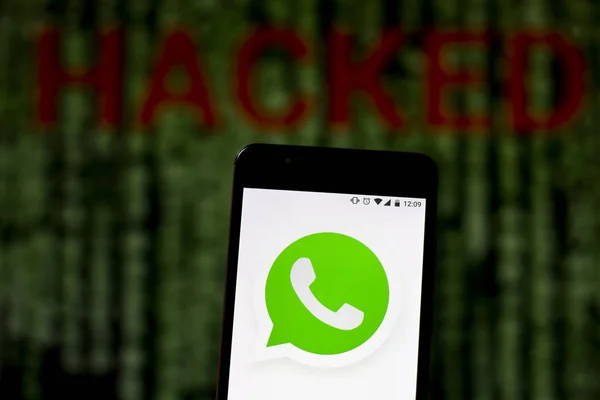 10 Agustus 2019, Brasil. Dalam gambar foto ini, logo WhatsApp ditampilkan pada smartphone dan red alerting word HACKED pada latar belakang kabur. Foto konseptual untuk pelanggaran data — Stok Foto