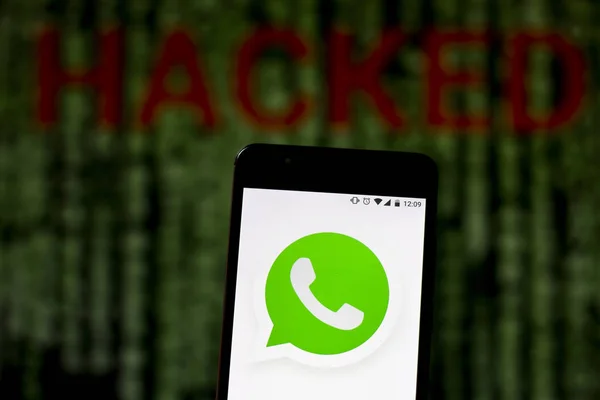 10 de agosto de 2019, Brasil. Nesta ilustração da foto, o logotipo do WhatsApp é exibido em um smartphone e palavra de alerta vermelho HACKED no fundo borrado. Foto conceitual para violação de dados — Fotografia de Stock