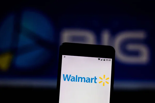 15 août 2019, Brésil. Dans cette illustration photo, le logo Walmart est affiché sur un smartphone et le logo Grupo BIG sur le fond flou — Photo
