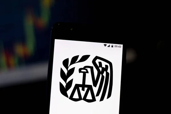 15 augustus 2019, Brazilië. In deze foto afbeelding wordt het IRS-logo (Internal Revenue Service) weergegeven op een smartphone — Stockfoto