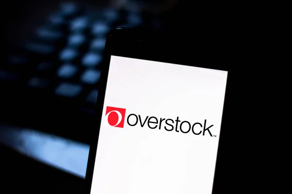 15 de agosto de 2019, Brasil. En esta ilustración fotográfica, el logotipo de Overstock se muestra en un teléfono inteligente —  Fotos de Stock