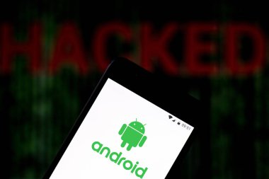 15 Ağustos 2019, Brezilya. Bu fotoğraf illüstrasyonandroid logosu bir akıllı telefon ve bulanık arka planda Hacked kelime kırmızı uyarı görüntülenir. Veri ihlali için kavramsal fotoğraf
