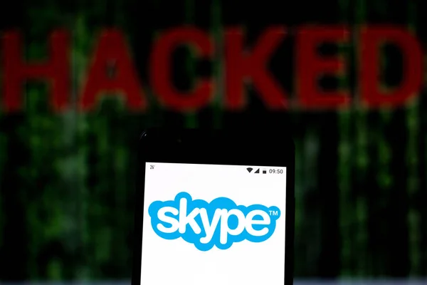 Augusztus 15, 2019, Brazília. Ezen a képen illusztráció a Skype logó jelenik meg a smartphone és a piros riasztó szó csapkodott a homályos háttér. Fogalmi fotó adatok megsértése — Stock Fotó