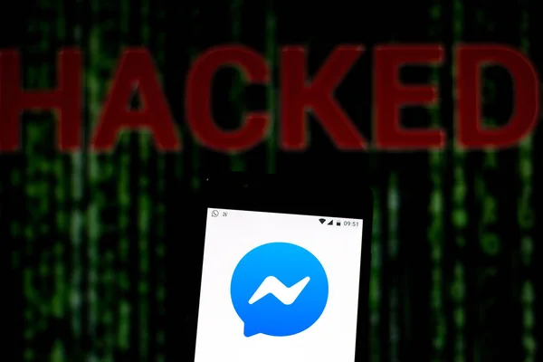 15 Agustus 2019, Brasil. Dalam gambar foto ini logo Facebook Messenger ditampilkan pada smartphone dan red alerting word HACKED pada latar belakang kabur. Foto konseptual untuk pelanggaran data — Stok Foto