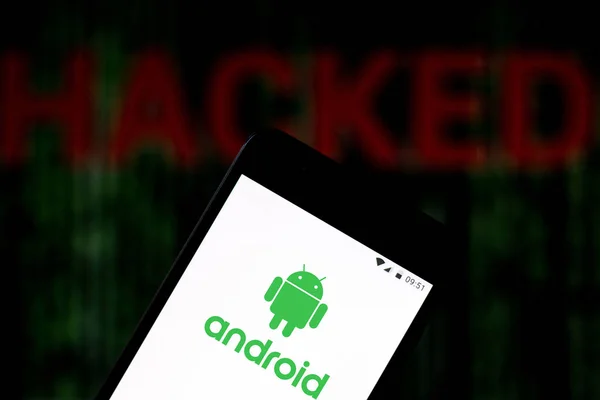Augusztus 15, 2019, Brazília. Ezen a képen illusztráció az Android logó jelenik meg a smartphone és a piros riasztó szó csapkodott a homályos háttér. Fogalmi fotó adatok megsértése — Stock Fotó