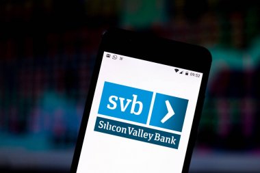 15 Ağustos 2019, Brezilya. Bu fotoğraf illüstrasyonda Silikon Vadisi Bankası (Svb) logosu bir akıllı telefonda görüntülenir