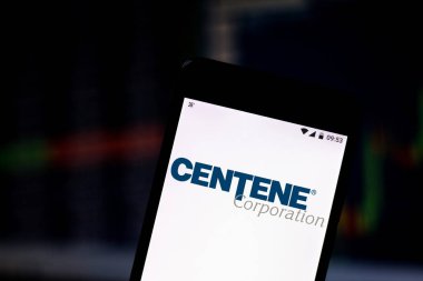 15 Ağustos 2019, Brezilya. Bu fotoğraf illüstrasyonda Centene Corporation logosu bir akıllı telefonda görüntülenir