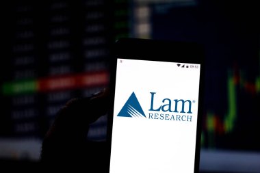 15 Ağustos 2019, Brezilya. Bu fotoğraf illüstrasyonunda Lam Research Corporation logosu bir akıllı telefonda görüntülenir