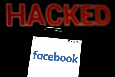 15 Ağustos 2019, Brezilya. Bu fotoğraf illüstrasyonfacebook logosu bir akıllı telefon ve bulanık arka planda Hacked kelime kırmızı uyarı görüntülenir. Veri ihlali için kavramsal fotoğraf