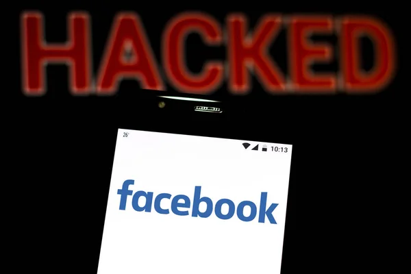 15 Agustus 2019, Brasil. Dalam gambar foto ini logo Facebook ditampilkan pada smartphone dan kata peringatan merah HACKED pada latar belakang kabur. Foto konseptual untuk pelanggaran data — Stok Foto