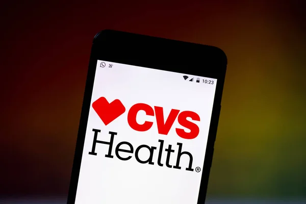 15 Agustus 2019, Brasil. Dalam gambar foto ini logo CVS Health Corporation ditampilkan pada smartphone — Stok Foto