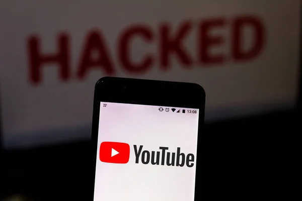 Augusztus 16, 2019, Brazília. Ezen a képen illusztráció a YouTube logó jelenik meg a smartphone és a piros riasztó szó csapkodott a homályos háttér. Fogalmi fotó adatok megsértése — Stock Fotó