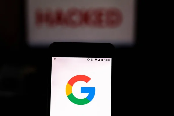 2019年8月16日，巴西。在这张照片插图中，Google 徽标显示在智能手机上，红色警示词在模糊的背景上被黑客攻击。数据泄露的概念照片 — 图库照片