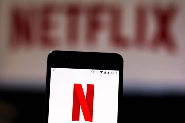 16 de agosto de 2019, Brasil. En esta ilustración fotográfica, el logotipo de Netflix se muestra en un teléfono inteligente —  Fotos de Stock