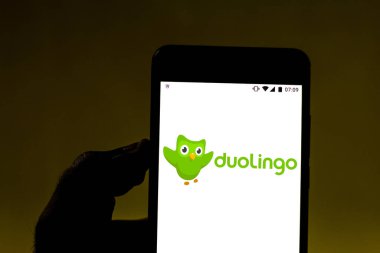 19 Ağustos 2019, Brezilya. Bu fotoğraf illüstrasyonda Duolingo logosu bir akıllı telefonda görüntülenir